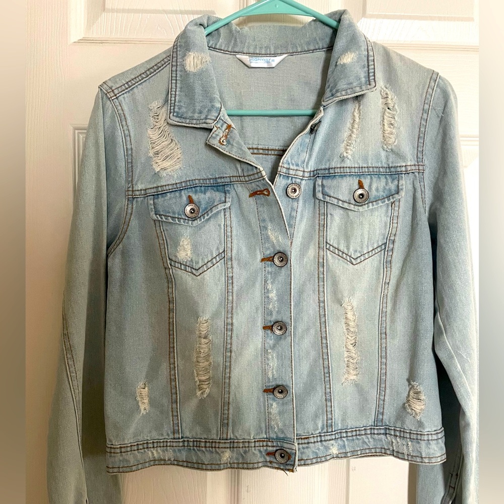 Distressed Jean Jacket Size‎ Medium